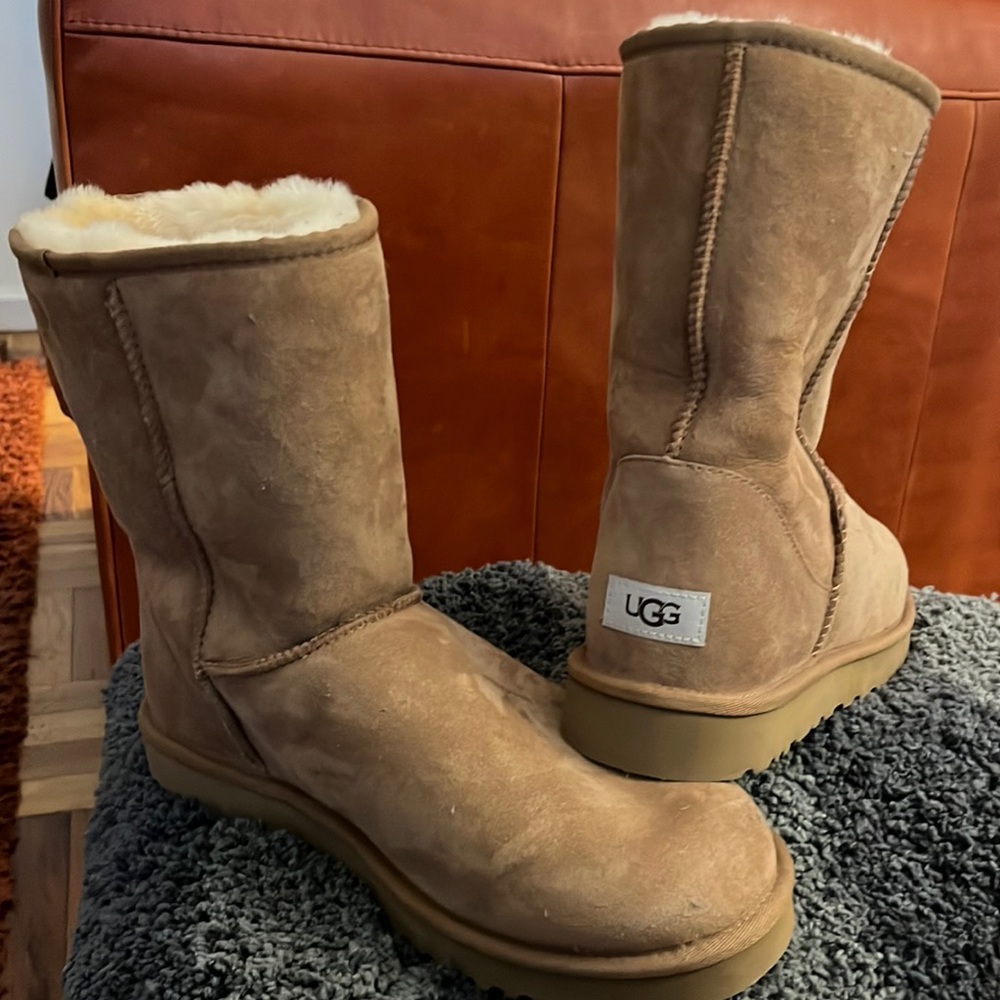 Men’s size 12 Ugg Boots. Classic short sheepskin, chestnut originally 169.00